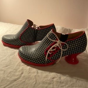 Woman’s fluevog